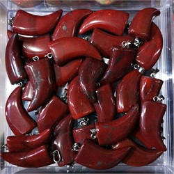 Клык подвеска из красной яшмы маленький 2,5 см - фото 154844